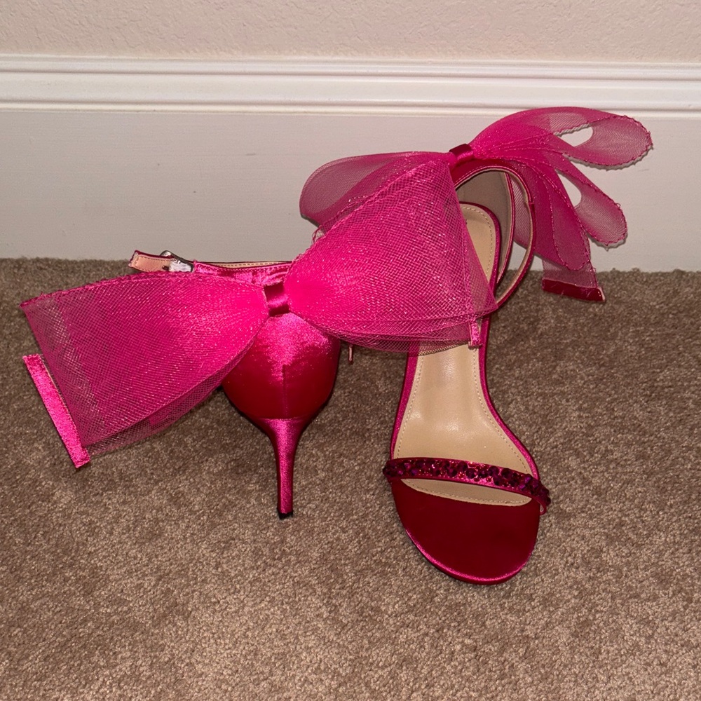 Pink rhinestone bow 🎀 heels